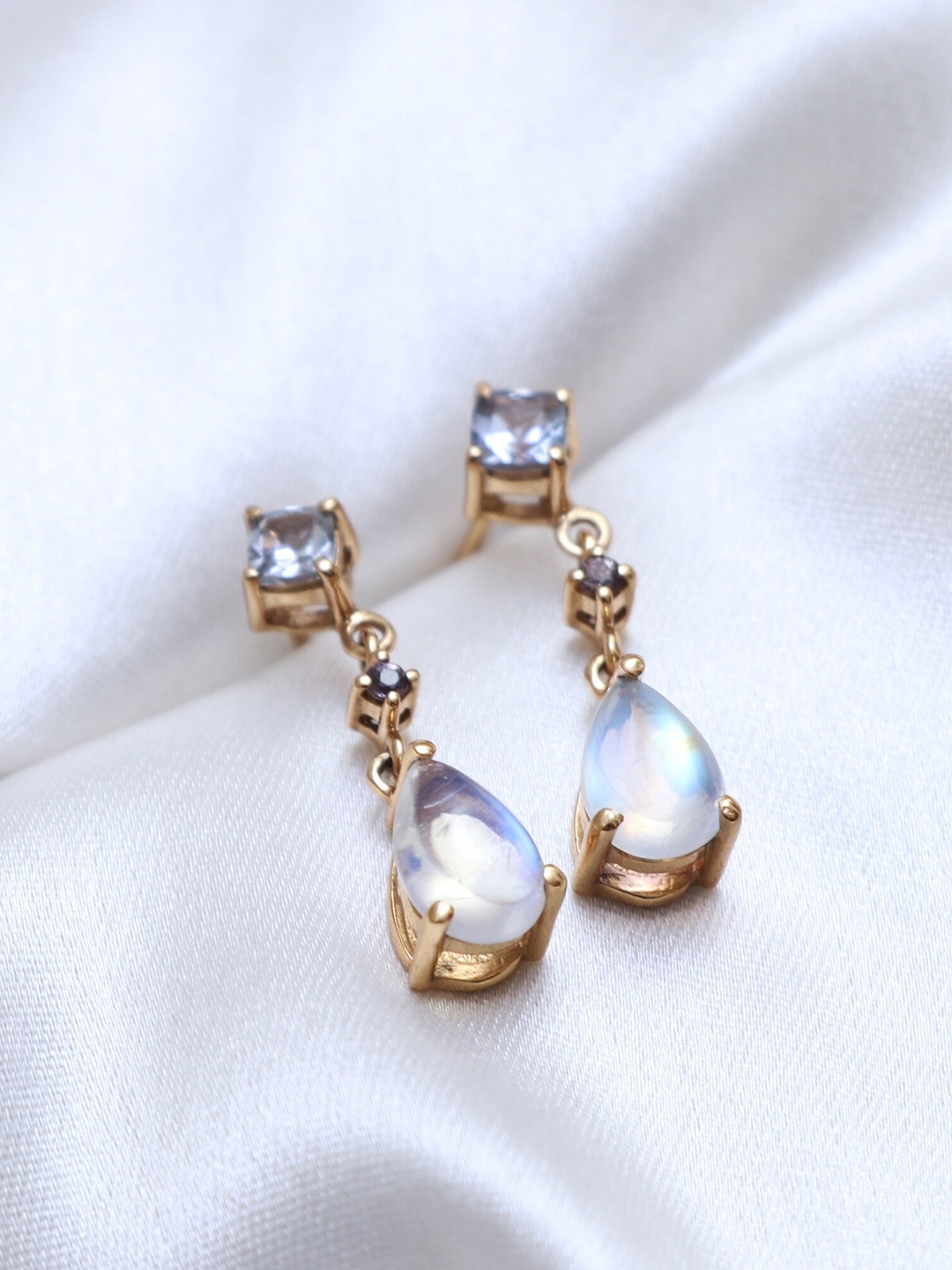 

HIFLYER JEWELS Contemporary Drop Earrings, White