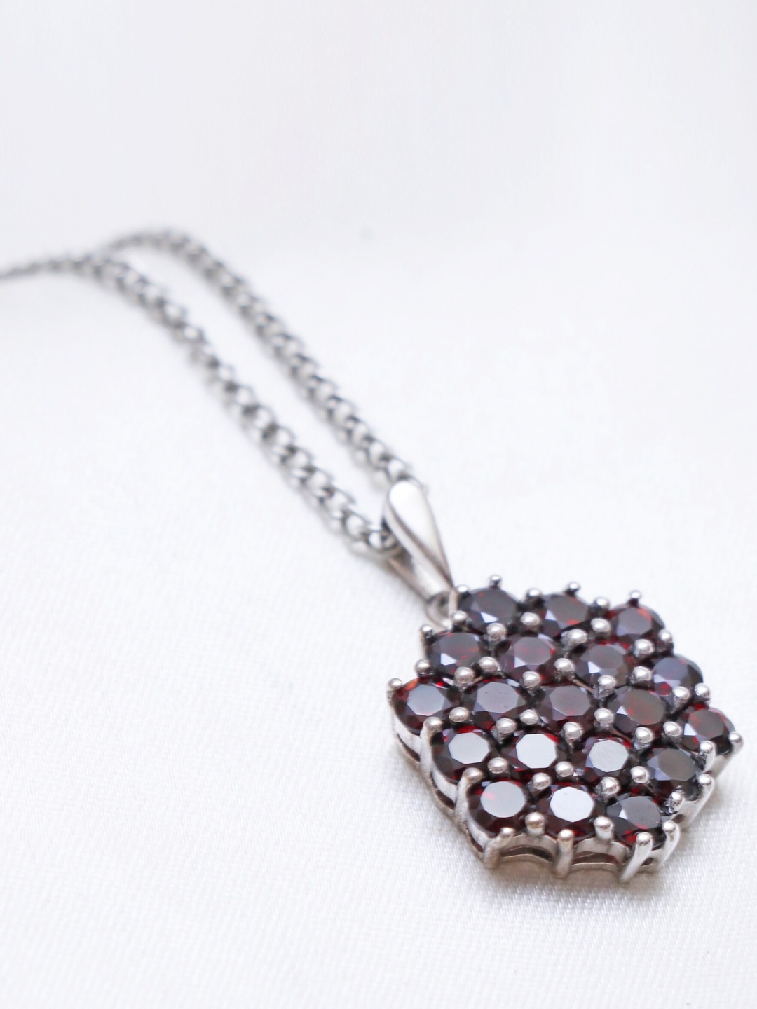 

HIFLYER JEWELS Silver-Plated 92.5 % Pure Sterling Silver Pendant With Chain, Red