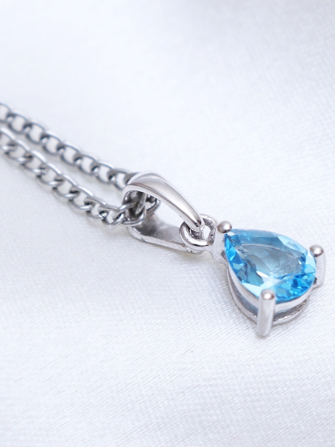 

HIFLYER JEWELS 925 Sterling Silver Topaz-Studded Pendant With Chain