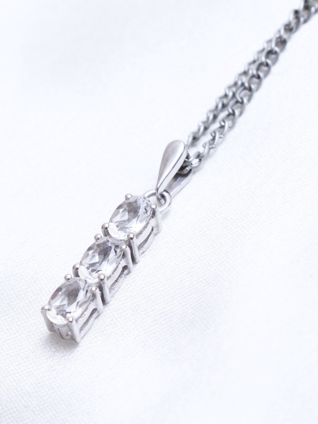 

HIFLYER JEWELS 925 Sterling Silver Oval-Shaped Pendant With Chain, White