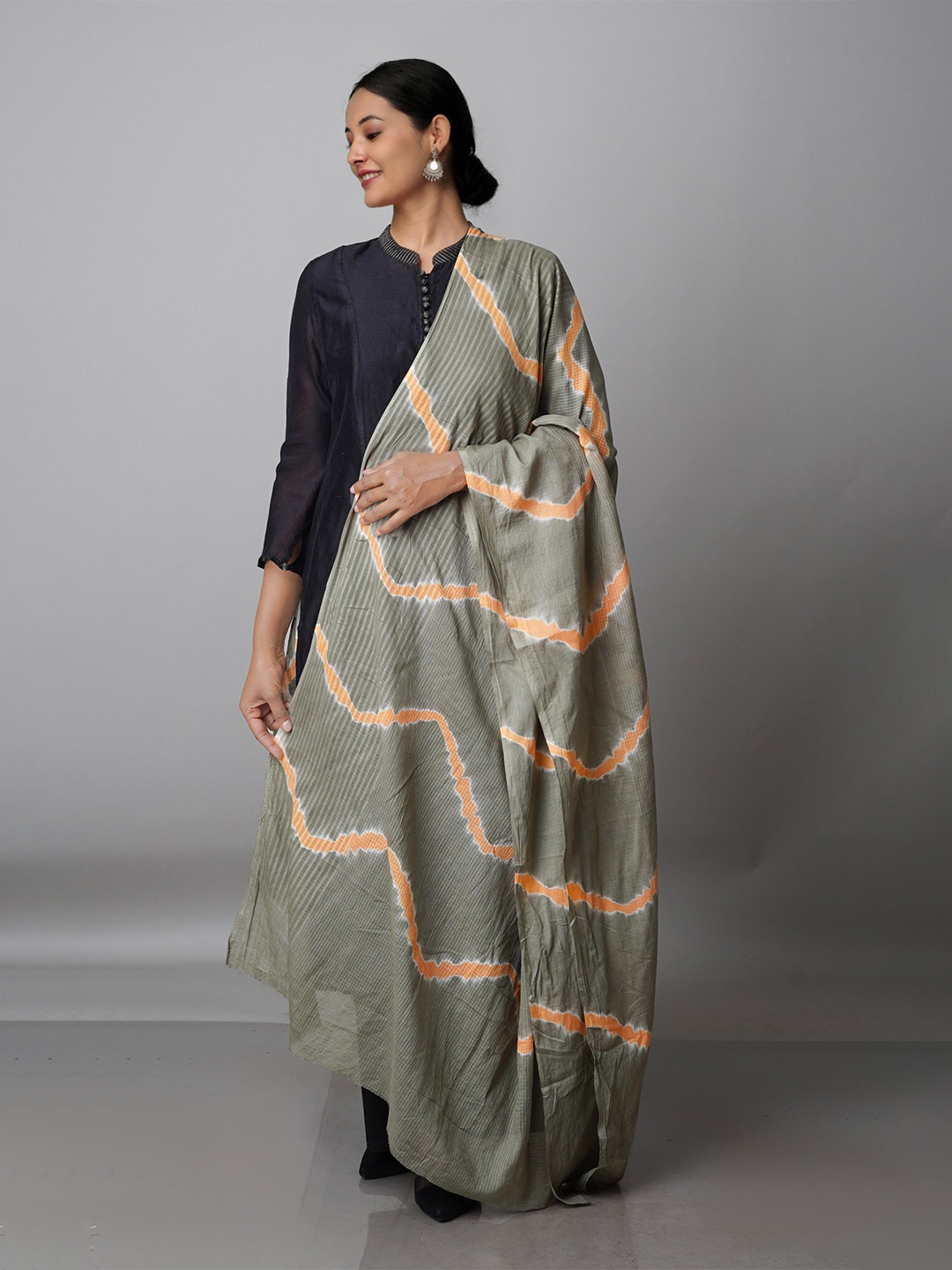 

Unnati Silks Grey & White Striped Shibori Dupatta