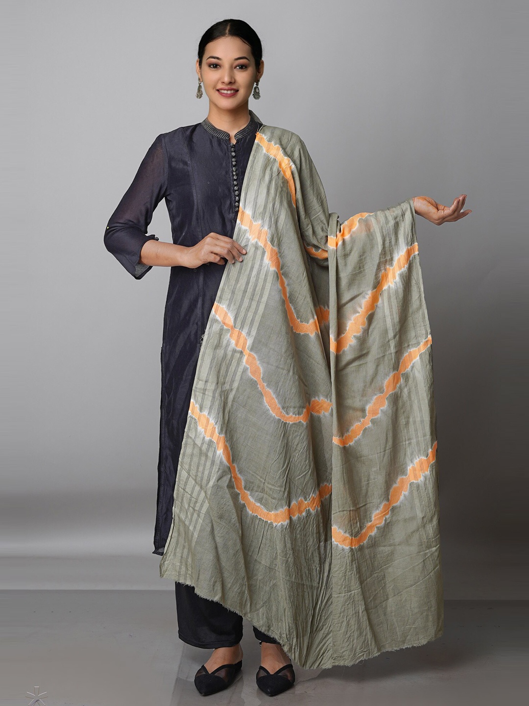 

Unnati Silks Grey & White Striped Shibori Dupatta