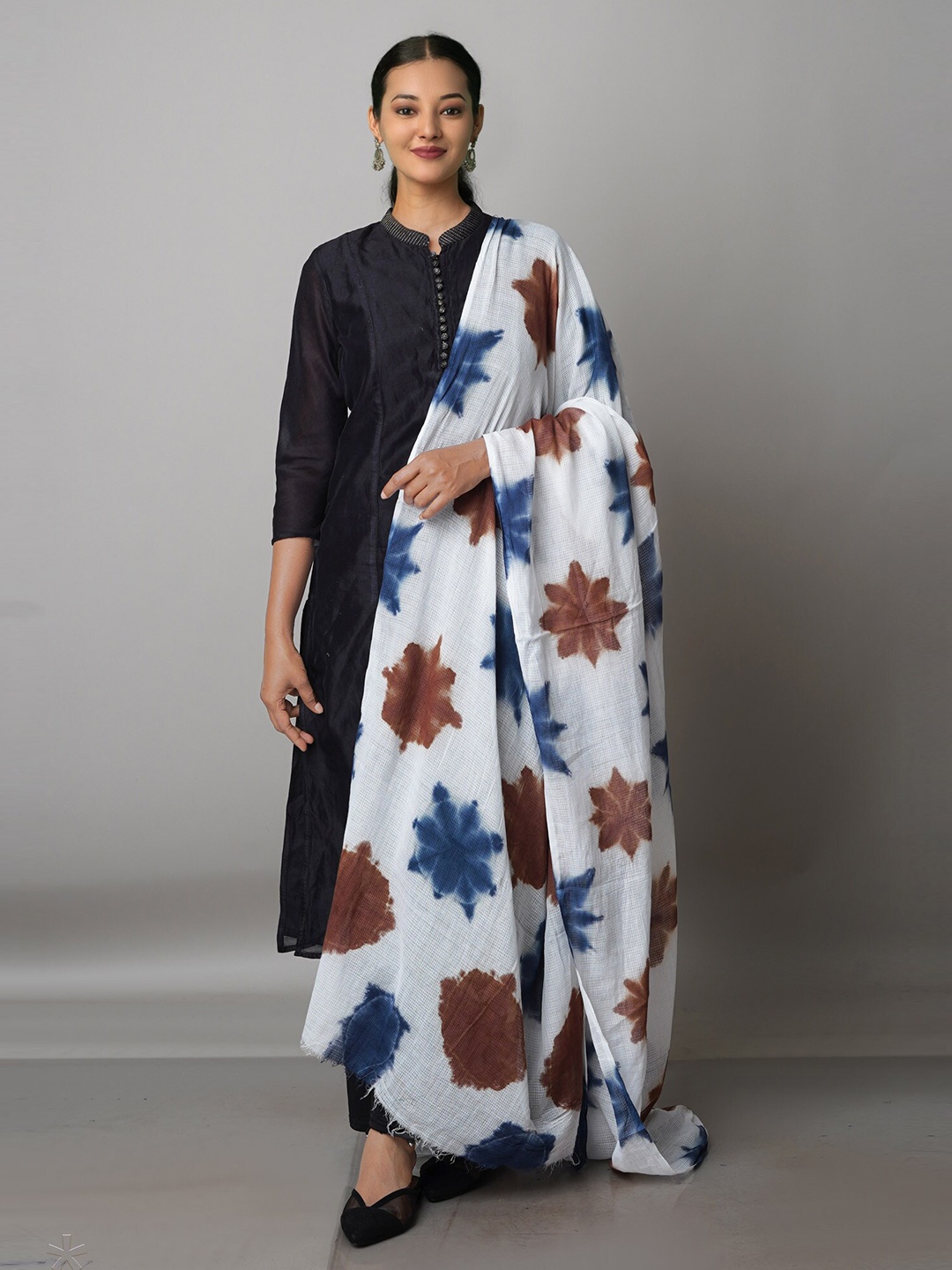 

Unnati Silks White & Blue Dyed Shibori Dupatta