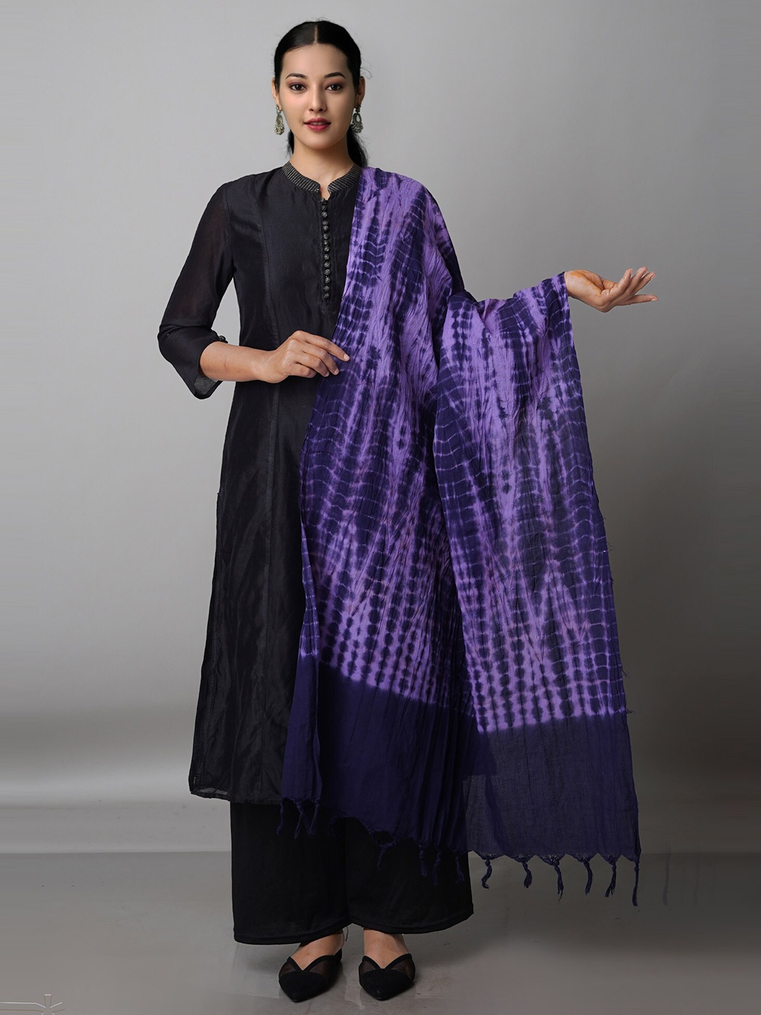 

Unnati Silks Navy Blue & White Dyed Pure Cotton Shibori Dupatta