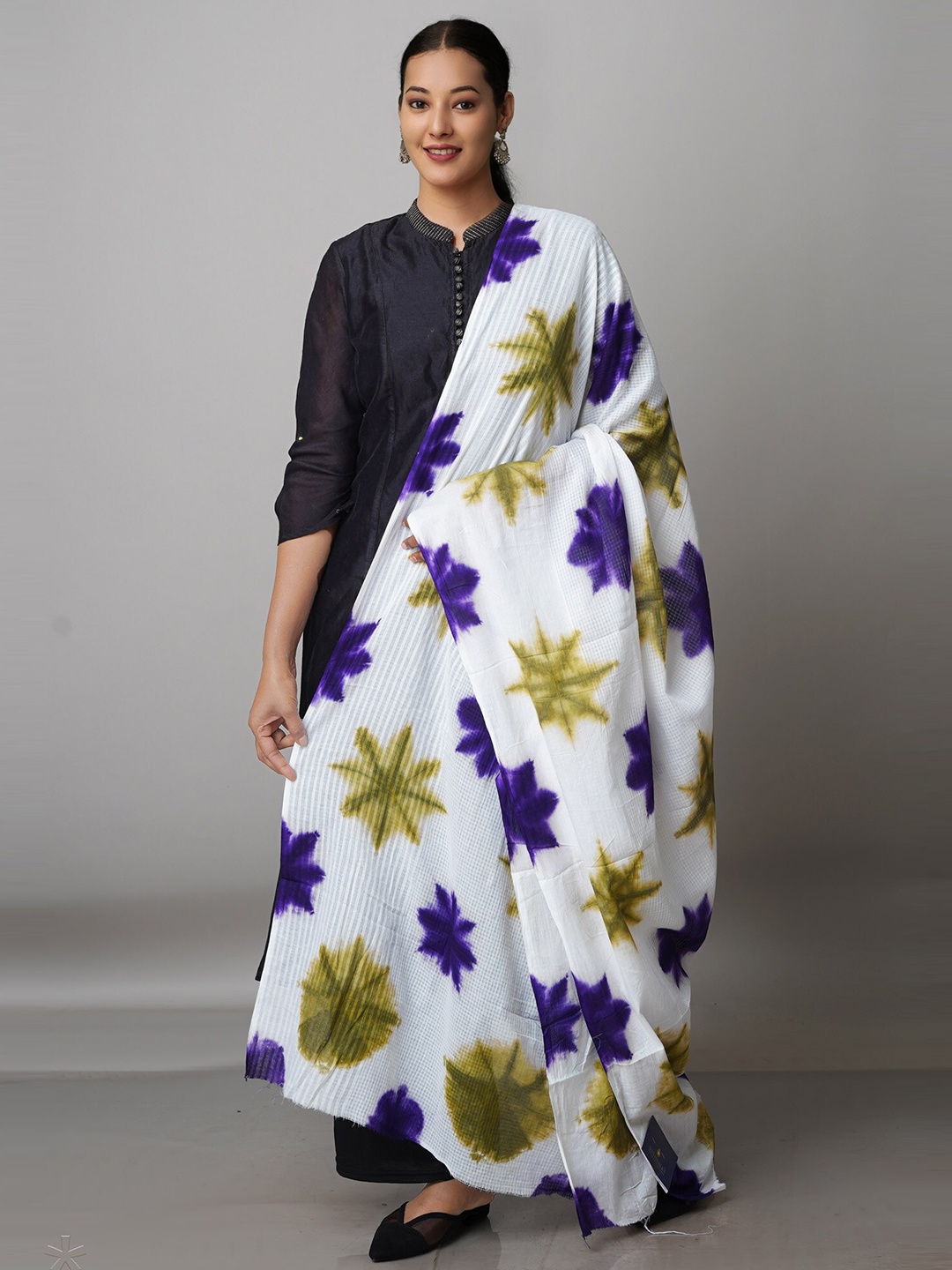 

Unnati Silks White & Blue Dyed Shibori Dupatta