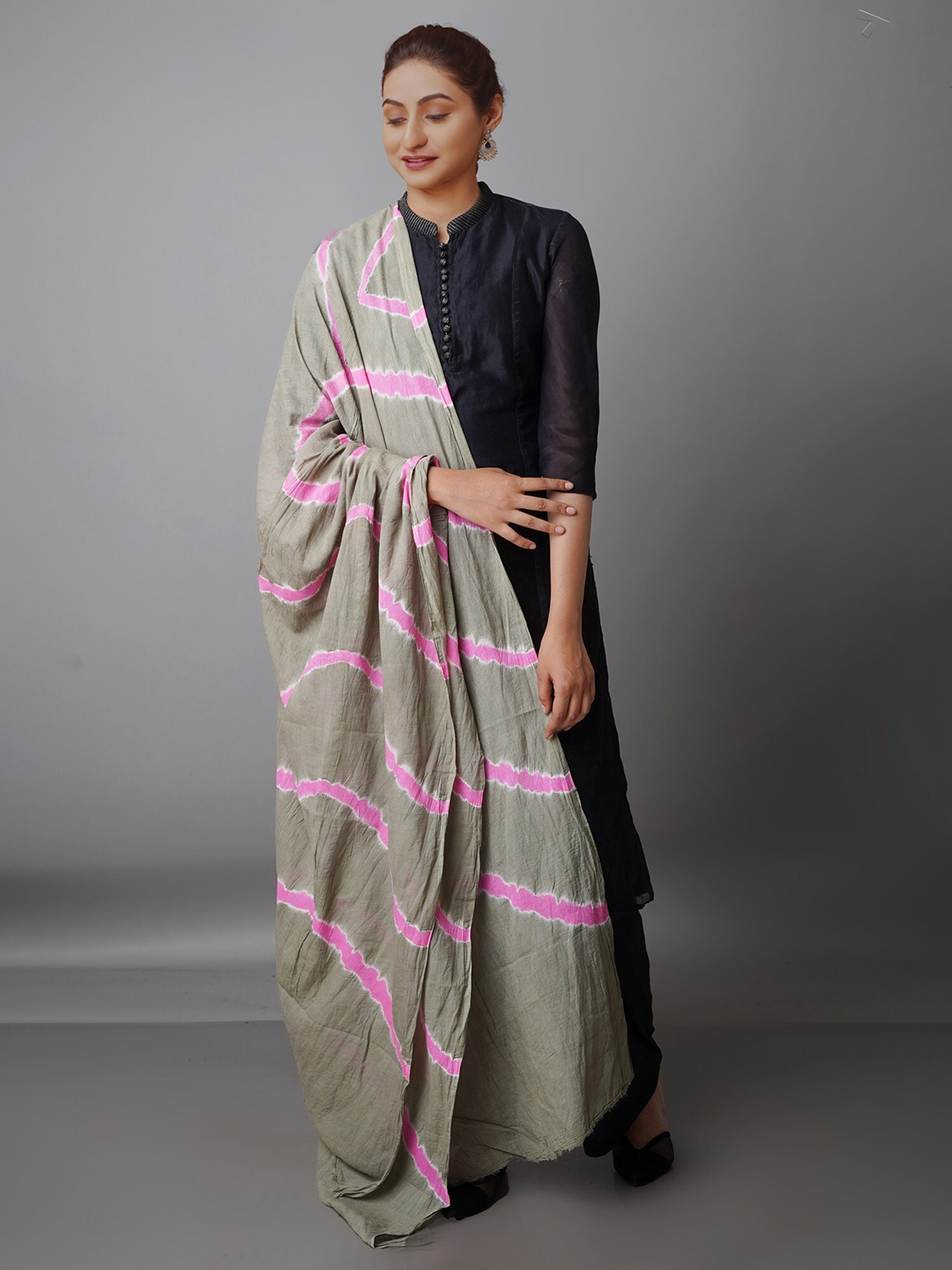 

Unnati Silks Grey & Pink Dyed Pure Cotton Shibori Dupatta
