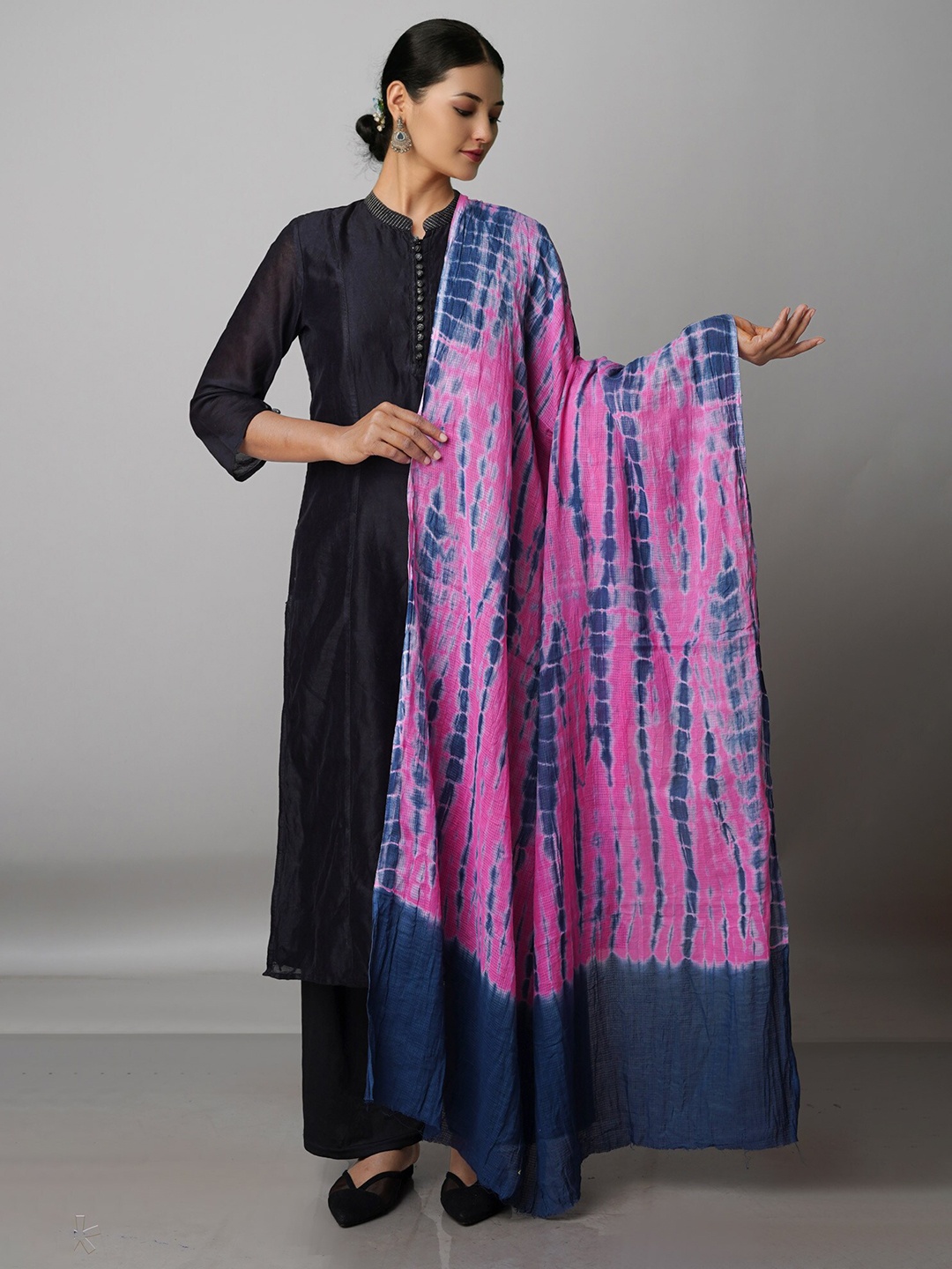 

Unnati Silks Navy Blue & Purple Ombre Dyed Shibori Dupatta