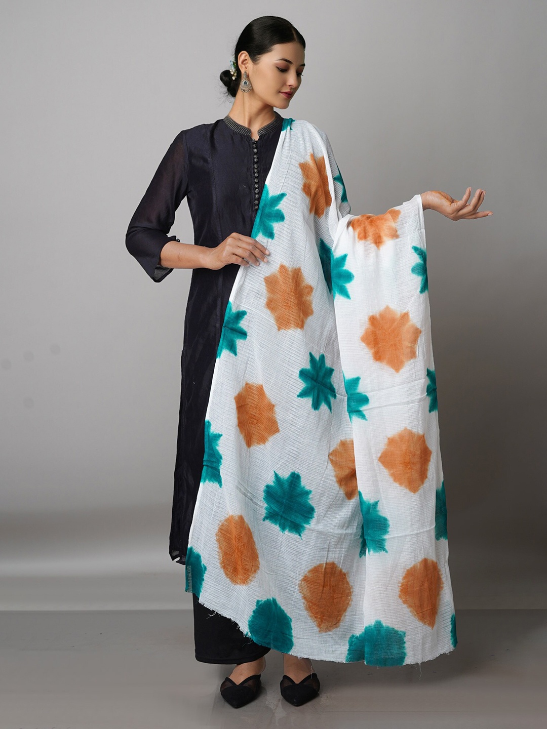 

Unnati Silks White & Teal Dyed Shibori Dupatta