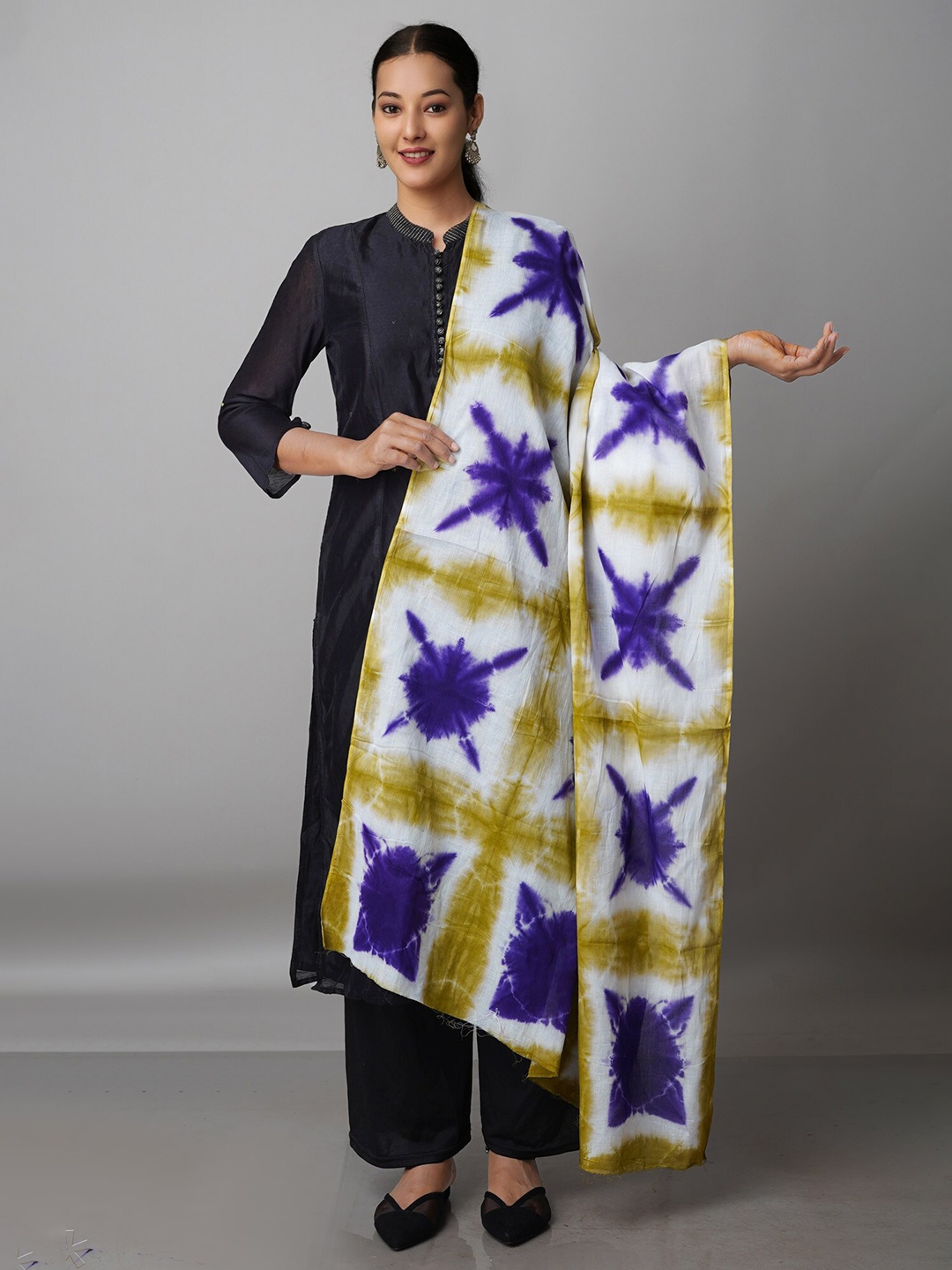 

Unnati Silks White & Blue Ombre Dyed Pure Cotton Shibori Dupatta