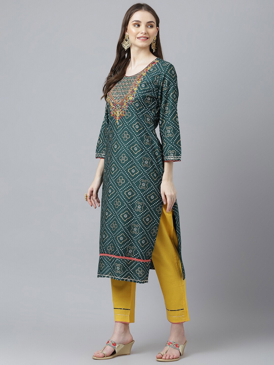 

Kiana Women Bandhani Printed Sequinned Kurta with Trousers, Green