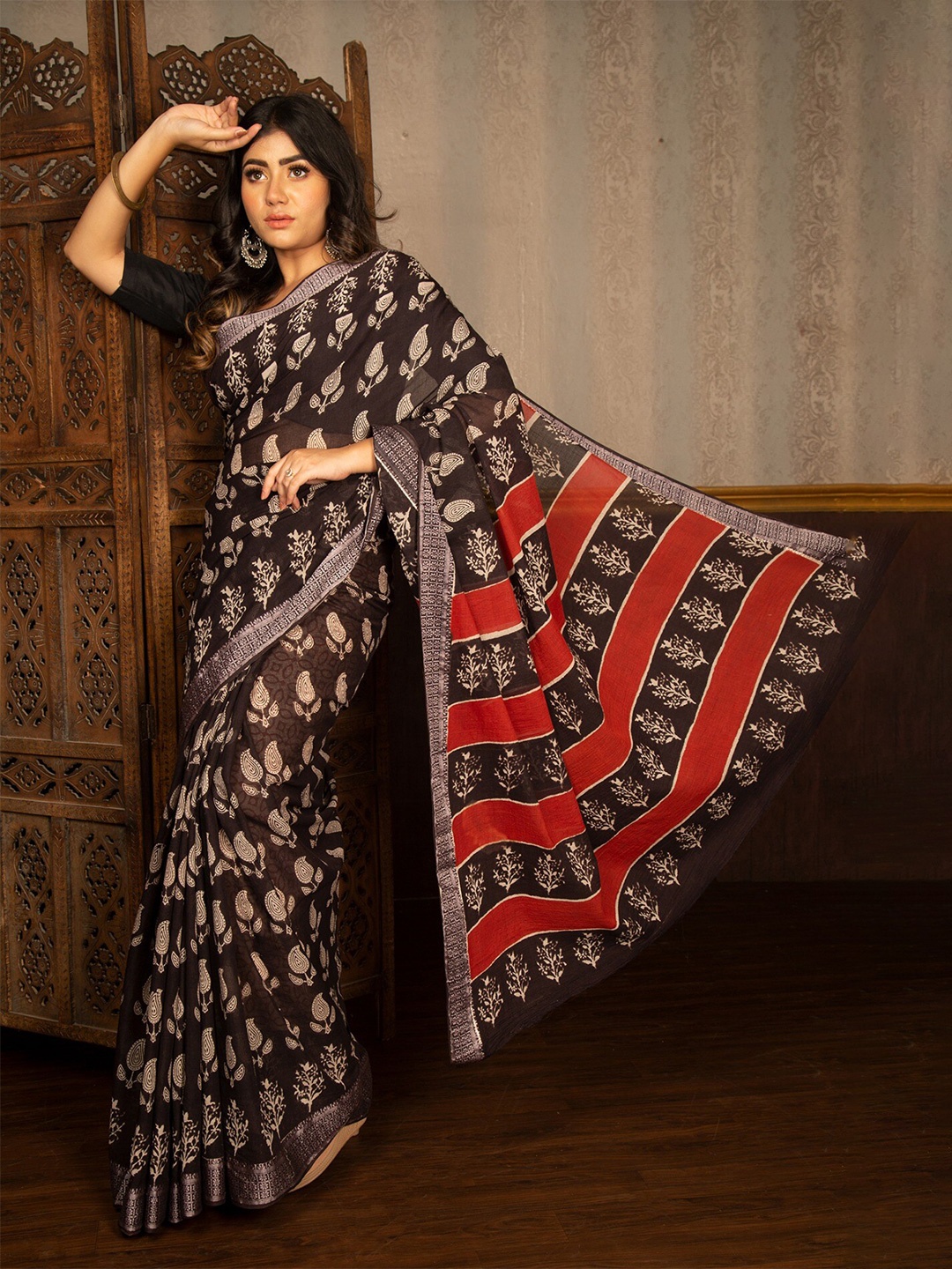 

Unnati Silks Black & White Paisley Pure Cotton Bagru Saree