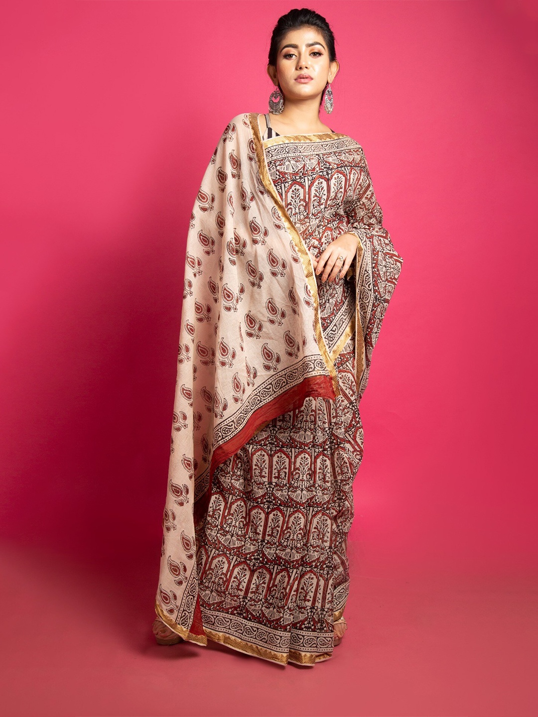 

Unnati Silks Cream-Coloured & Red Ethnic Motifs Zari Pure Cotton Bagru Saree