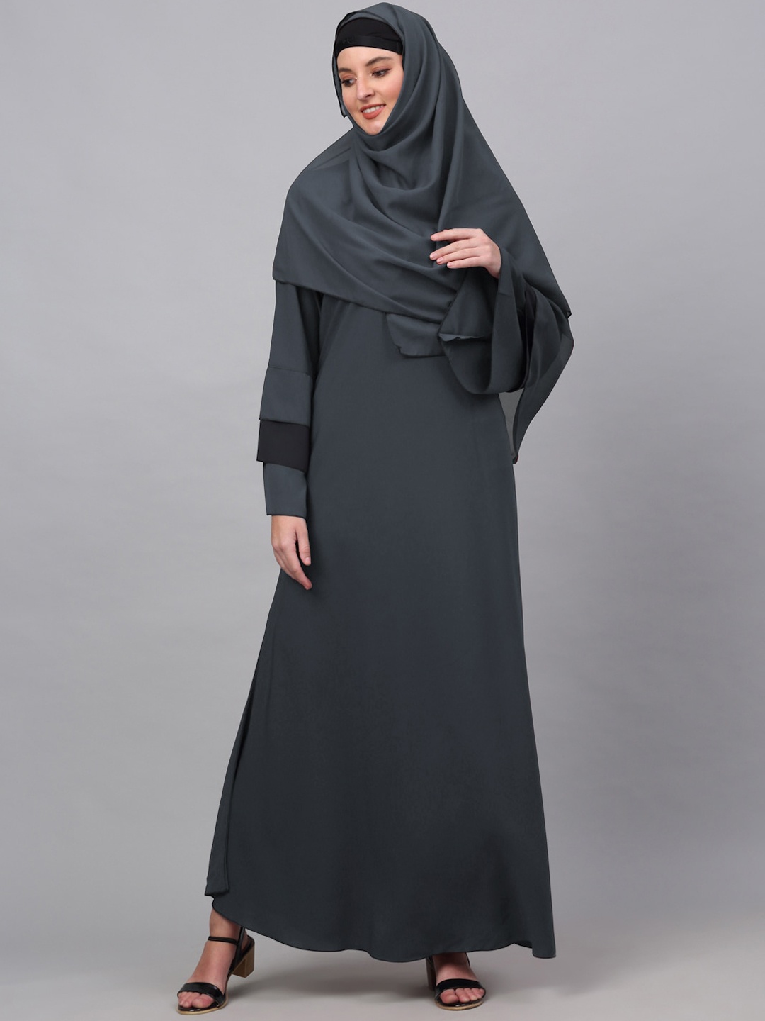 

KLOTTHE Embellished Detail Burqa With Scarf, Grey