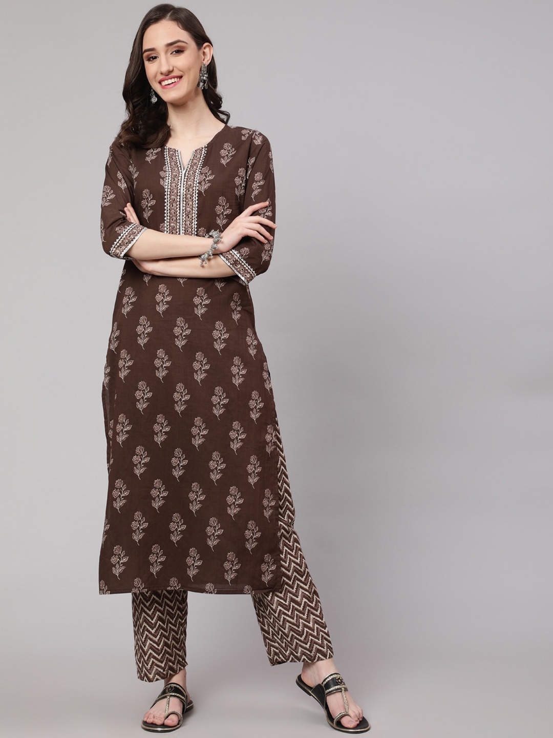

Nayo Women Floral Printed Straight Kurta, Brown