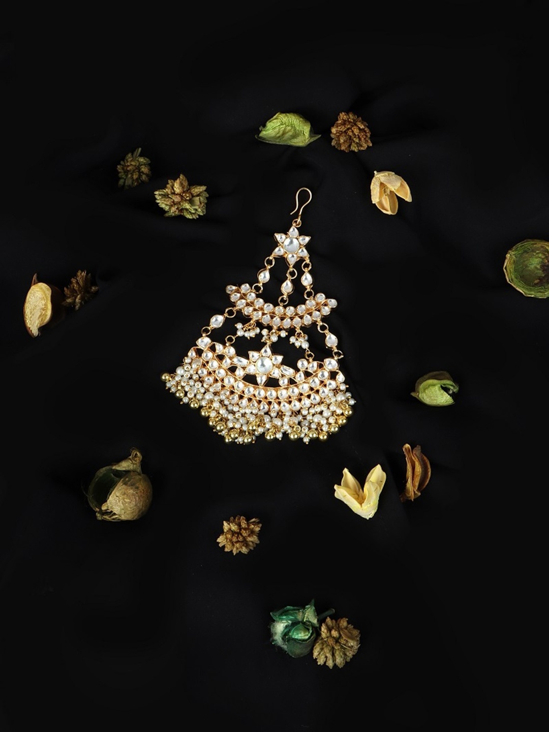 

AURAA TRENDS 22KT Gold Plated Kundan-Studded Jewellery