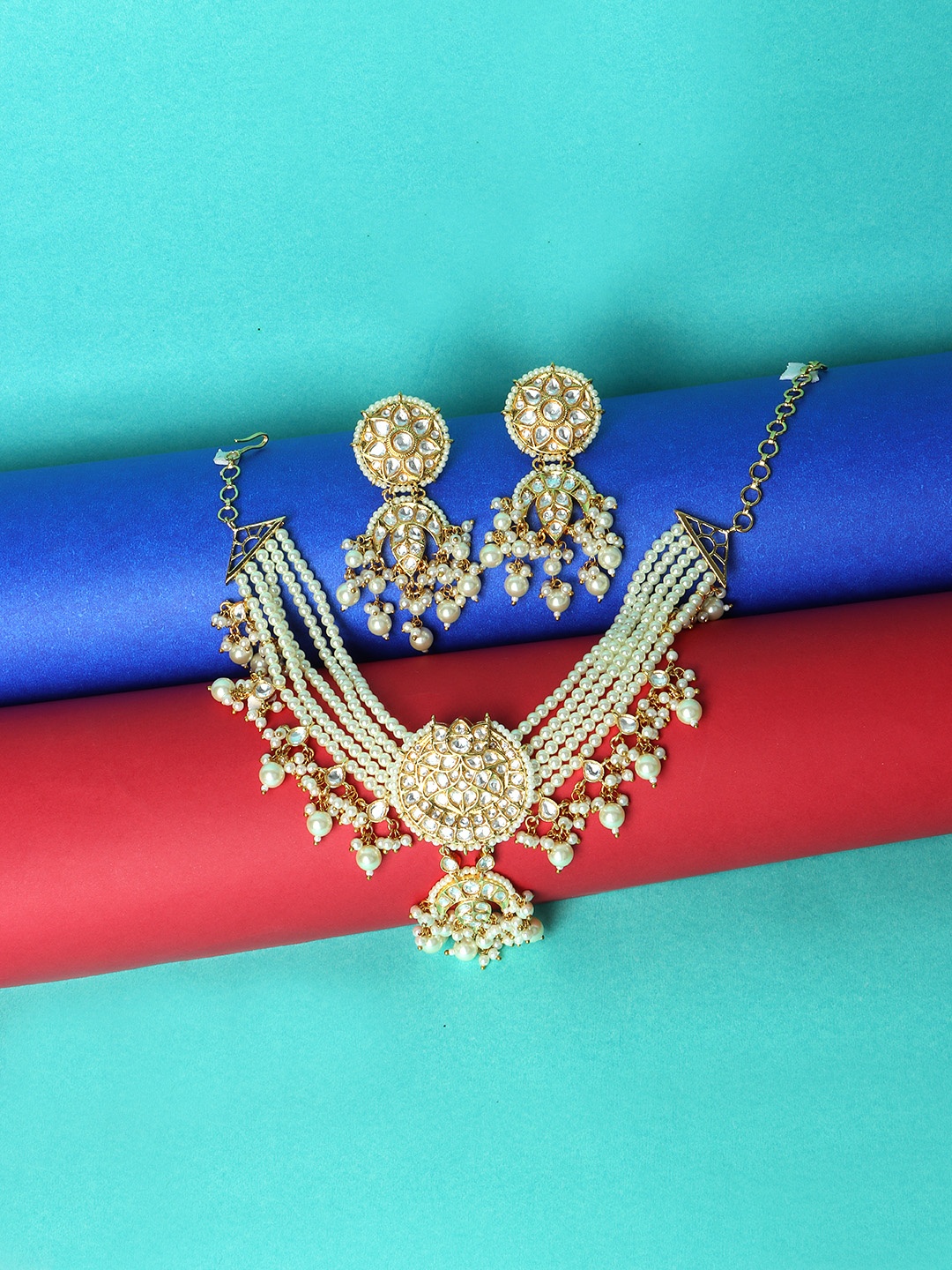 

AURAA TRENDS Gold-Plated White Kundan-Studded & Beaded Jewellery Set