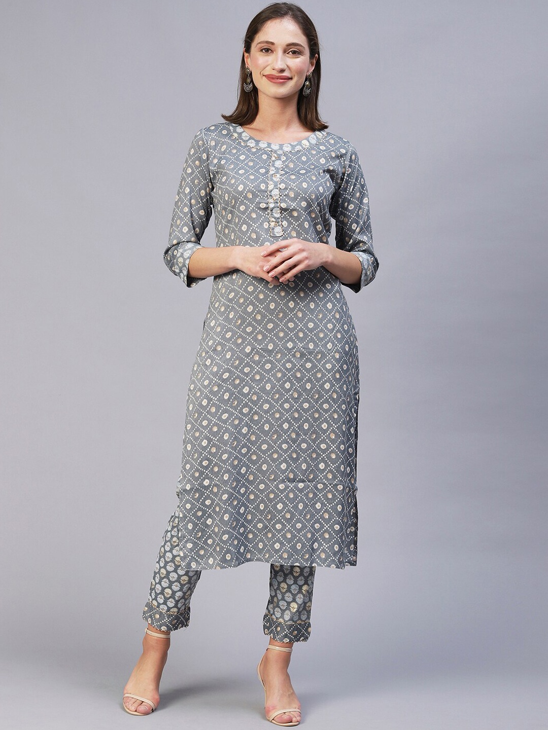 

POONAM DESIGNER Women Bandhani Printed Gotta Patti Kurta With Trousers, Grey