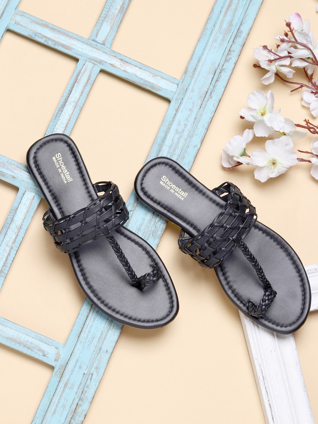

Shoestail Women One Toe Flats, Black