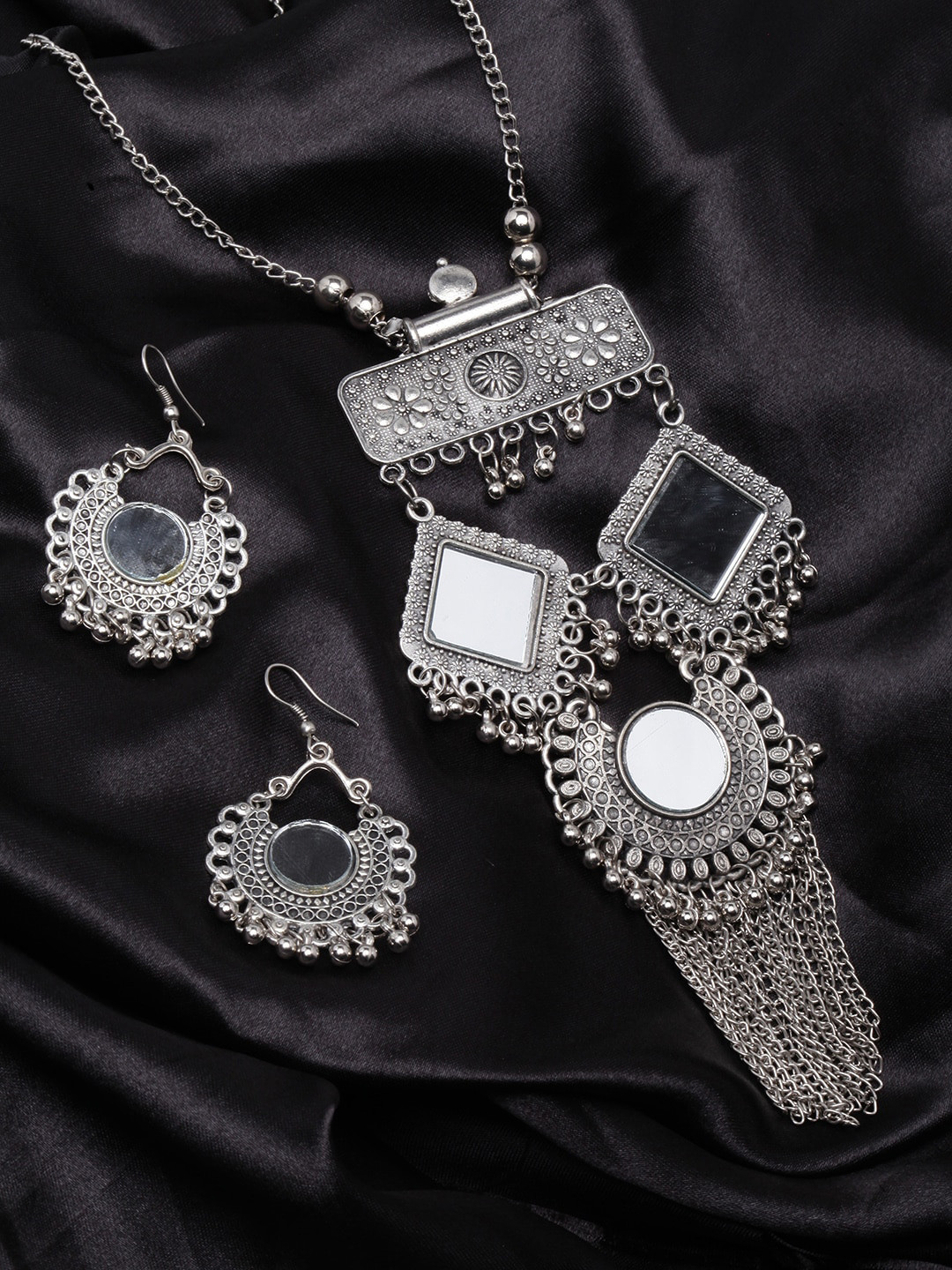 

Sangria Silver-Plated Mirror Studded & Beaded Jewellery Set