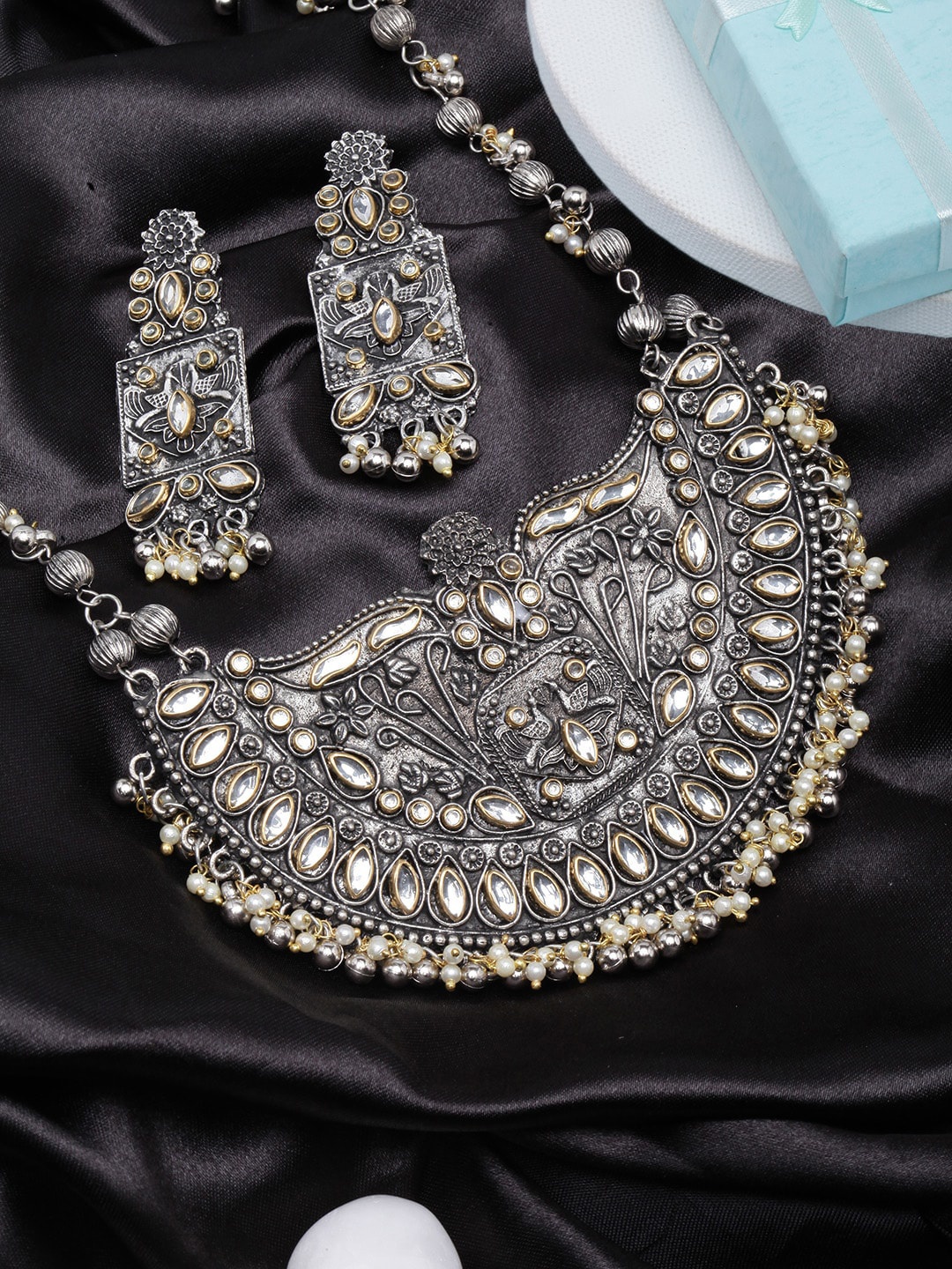 

Sangria Silver-Plated Kundan-Studded Jewellery Set