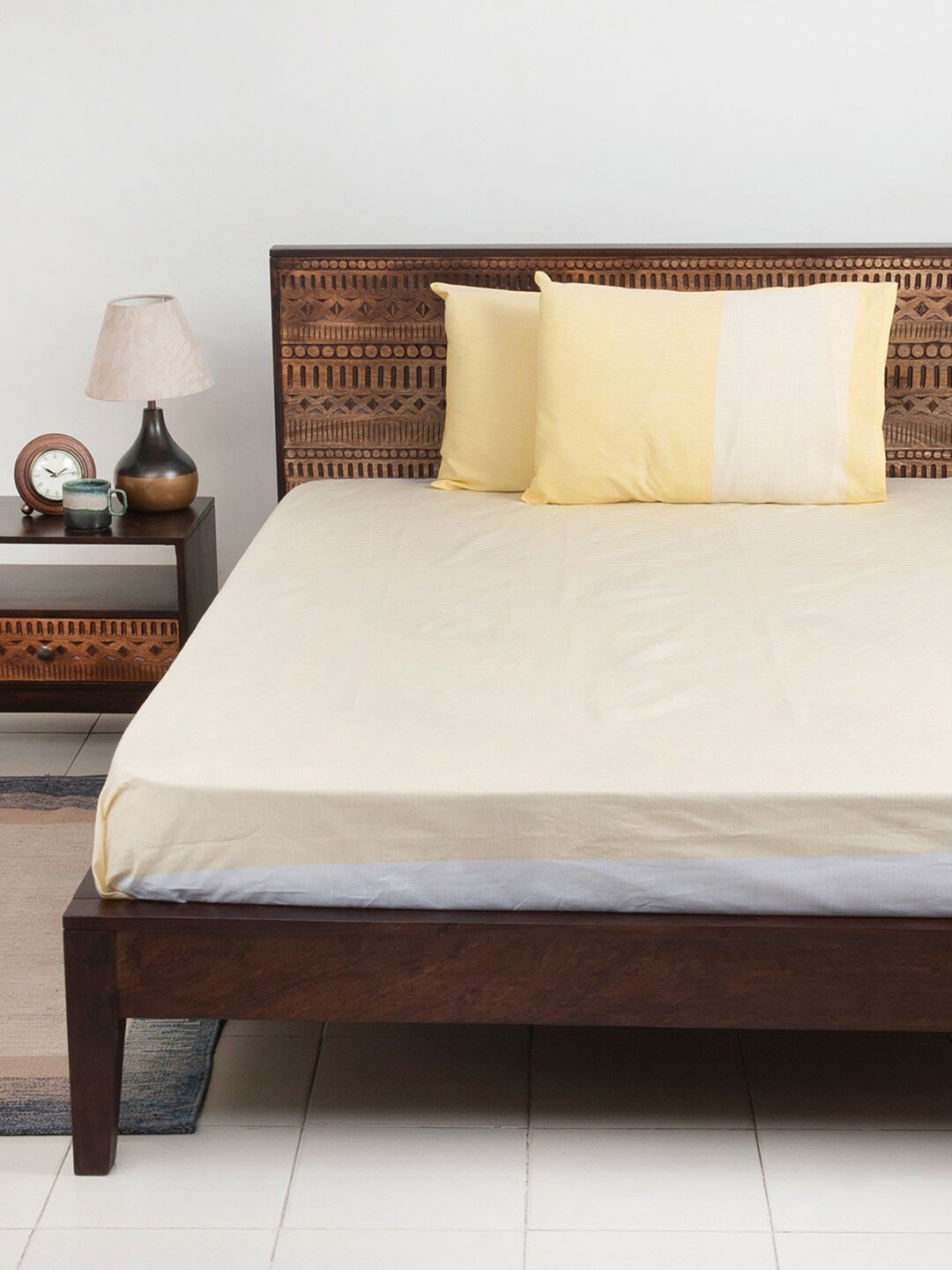 

Fabindia Savya Yellow & White Cotton 104 TC King Bedsheet with 2 Pillow Covers