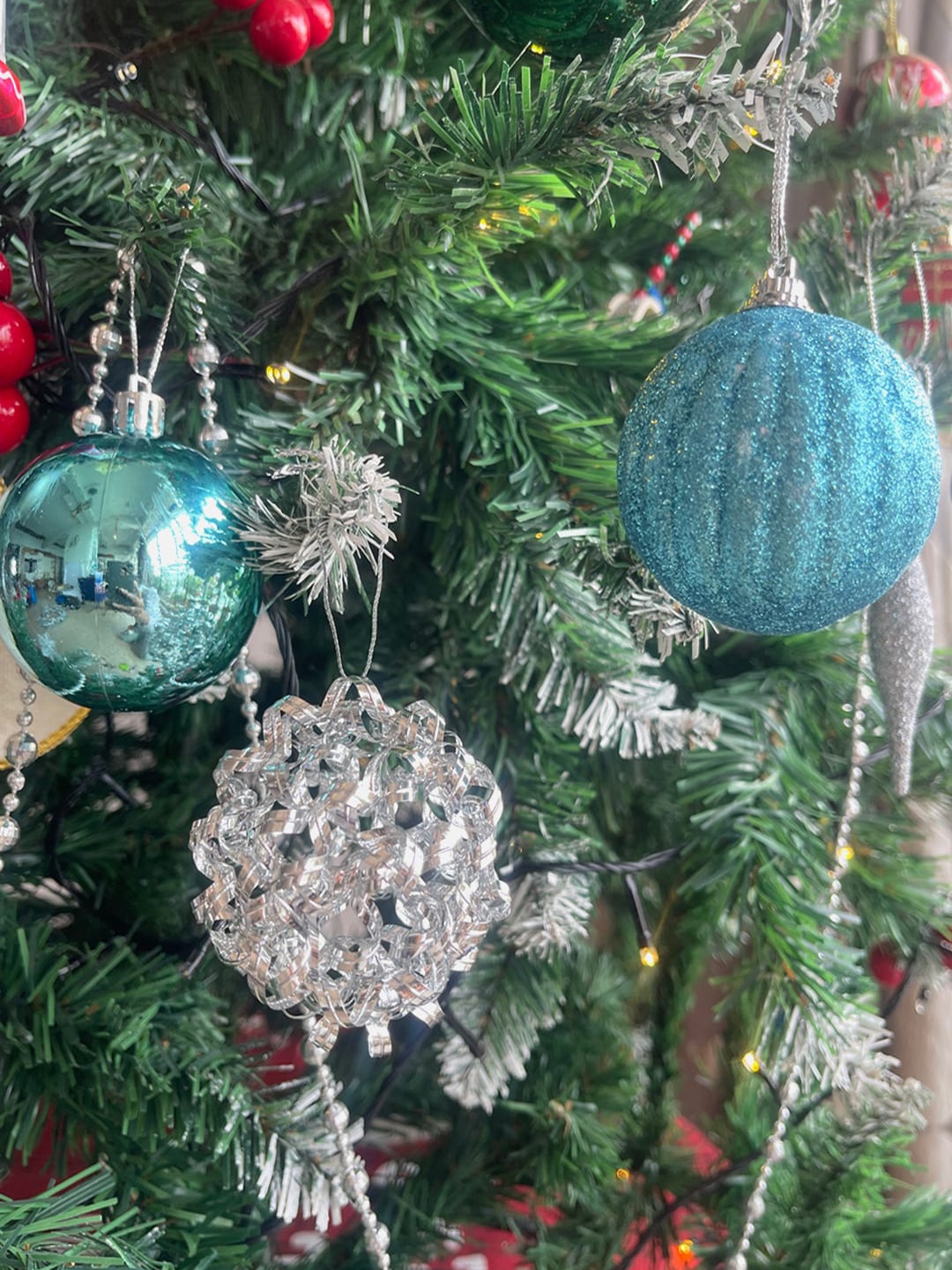

Little Surprise Box LLP 16 Pieces Of Blue & Silver-Toned Hanging Xmas Balls