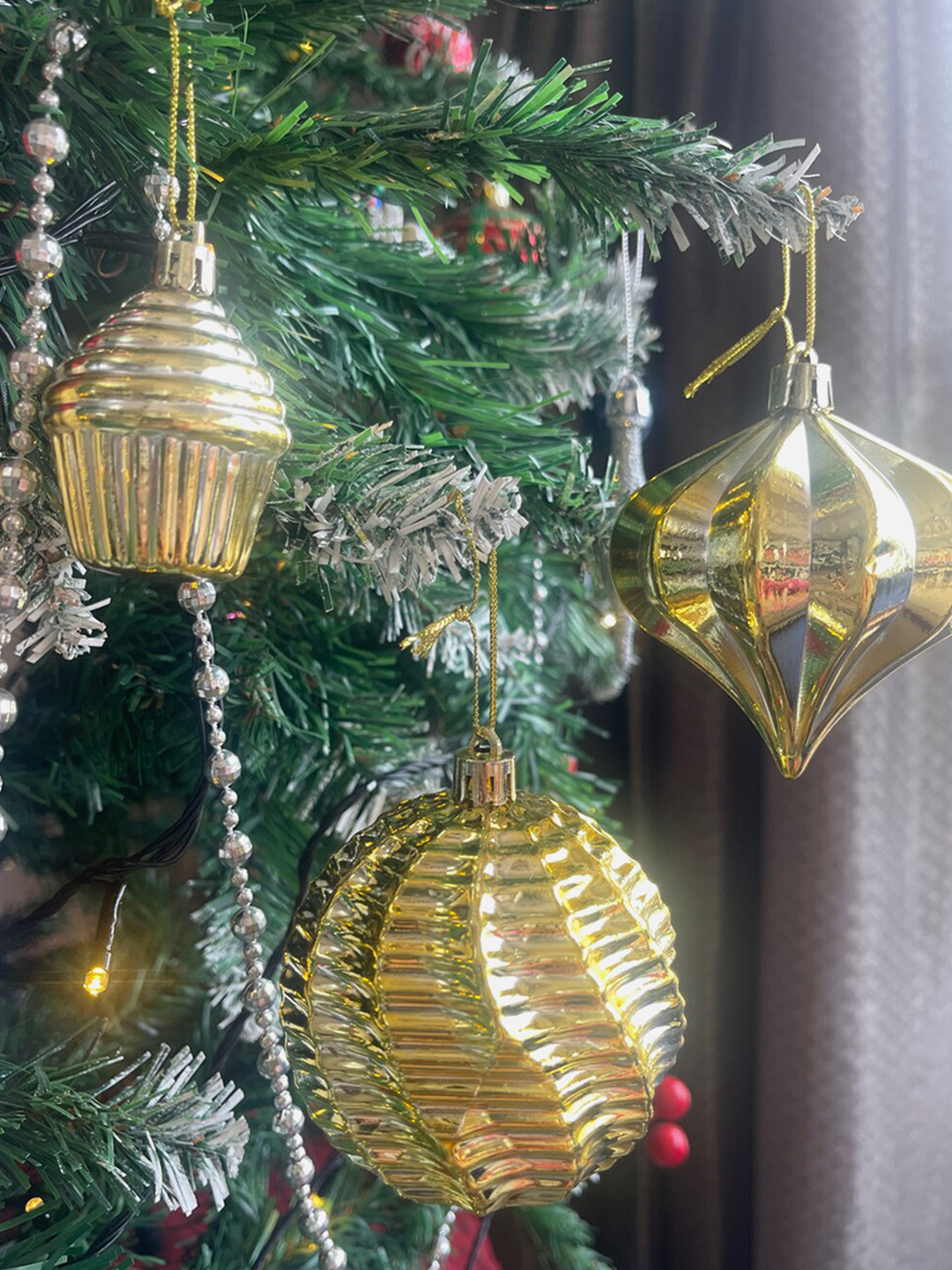 

Little Surprise Box LLP Set Of 40 Shiny Gold Theme Hanging Xmas Tree Festive Decor