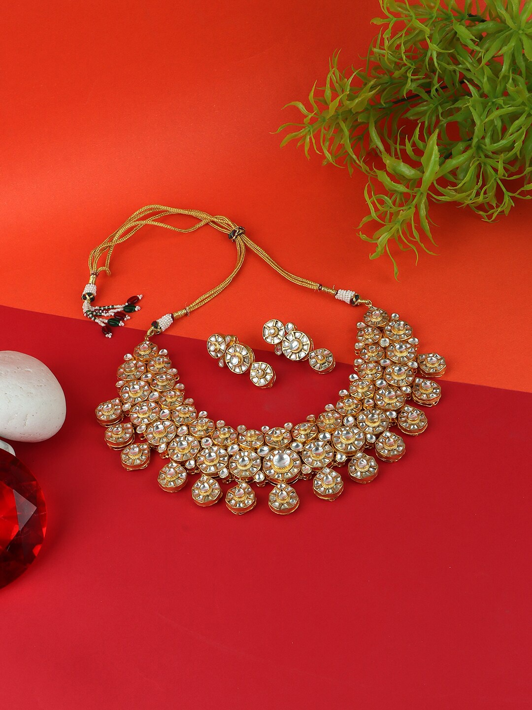 

AURAA TRENDS Gold-Plated Kundan-Studded Jewellery Set, Yellow