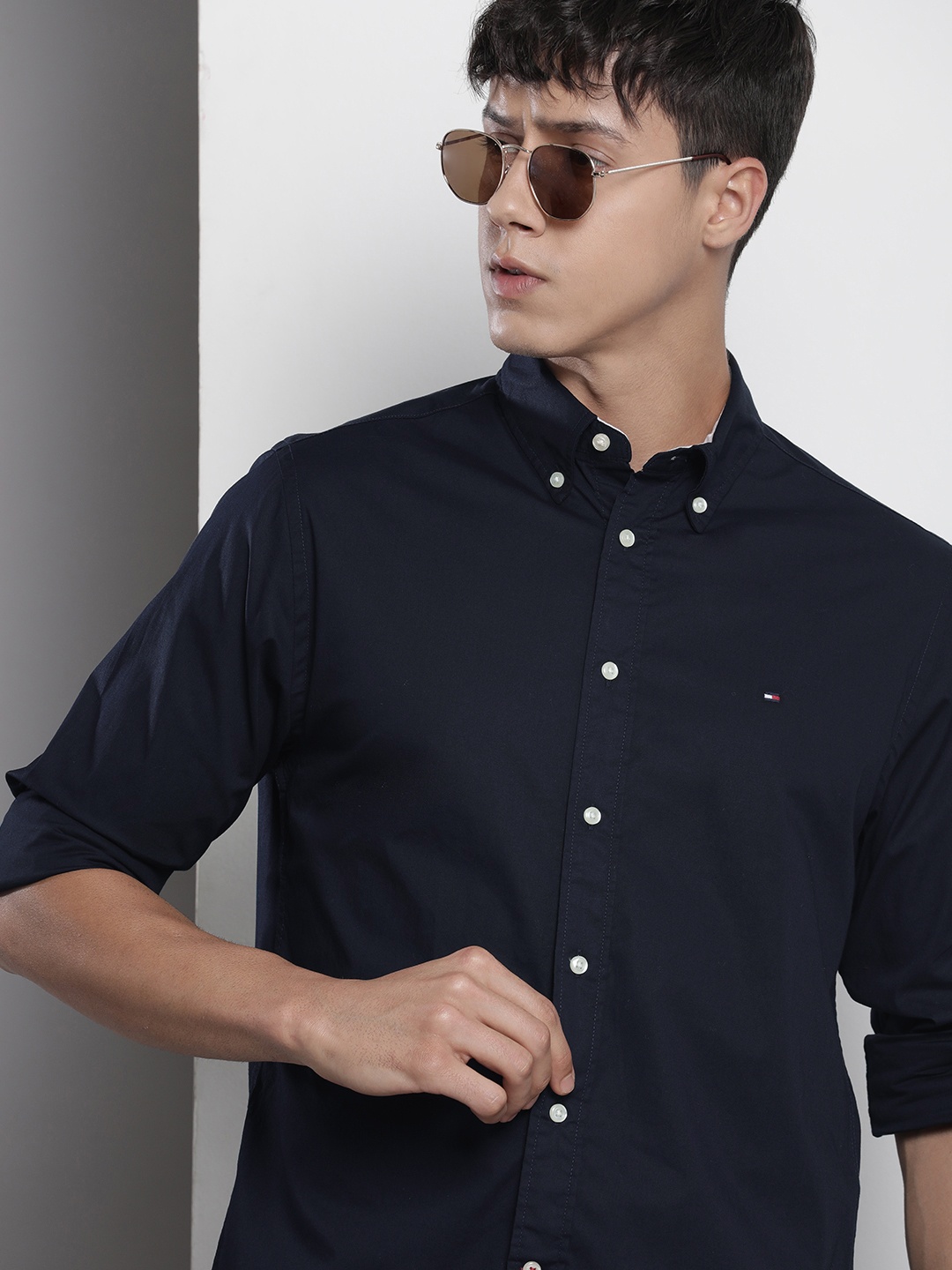 

Tommy Hilfiger Men Button Down Collar Solid Casual Shirt, Navy blue