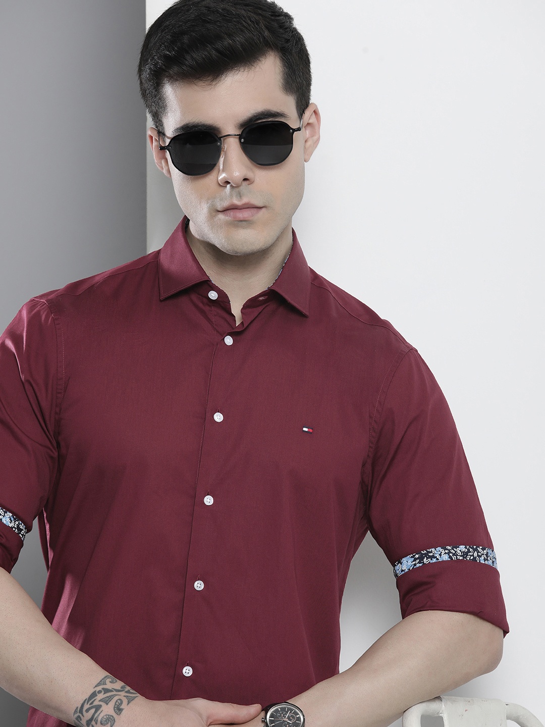 

Tommy Hilfiger Men Pure Cotton Cutaway Collar Slim Fit Casual Shirt, Maroon