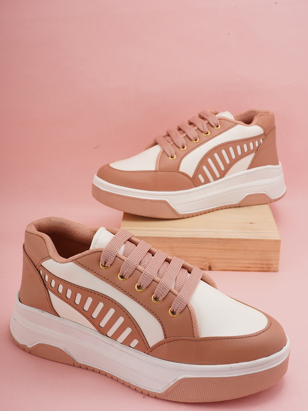 SAPATOS Women Colourblocked Lightweight Sneakers, Peach