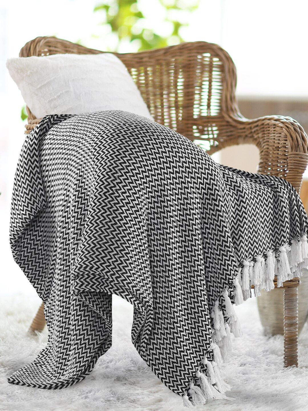 

SASHAA WORLD Chevron Pattern Cotton Throw, Black