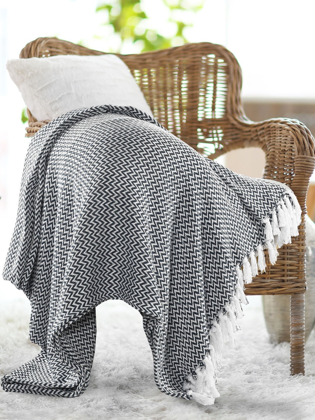 

SASHAA WORLD Woven-Design Cotton Throw, Navy blue