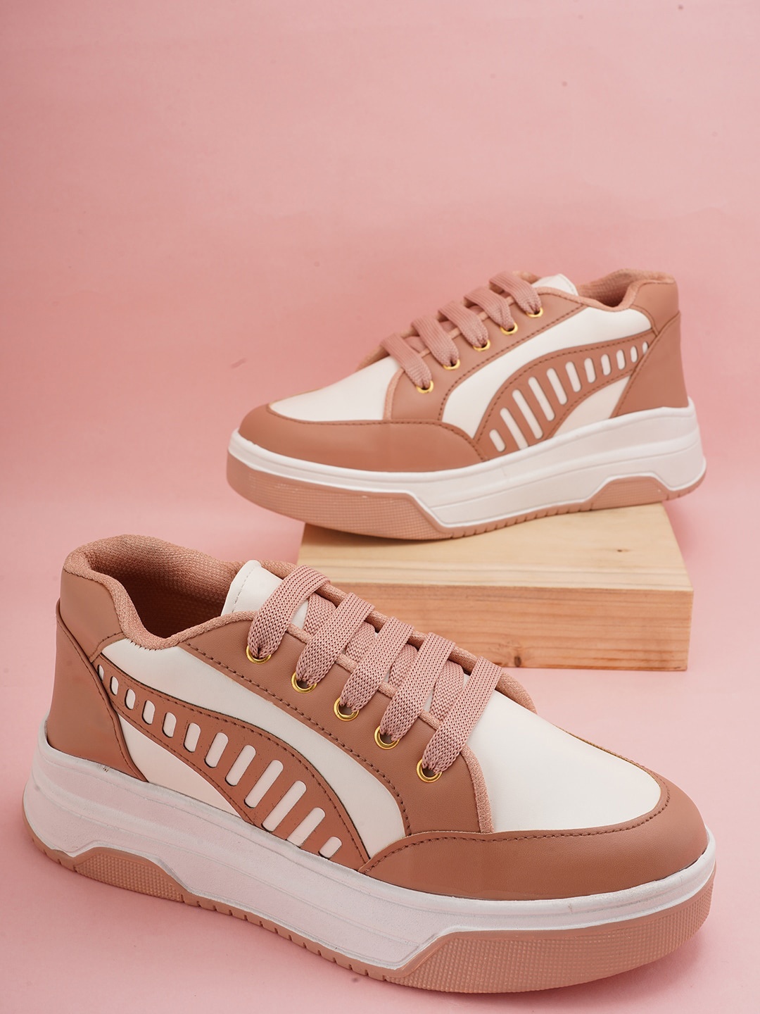 

Walkfree Women Colourblocked Lightweight Sneakers, Peach