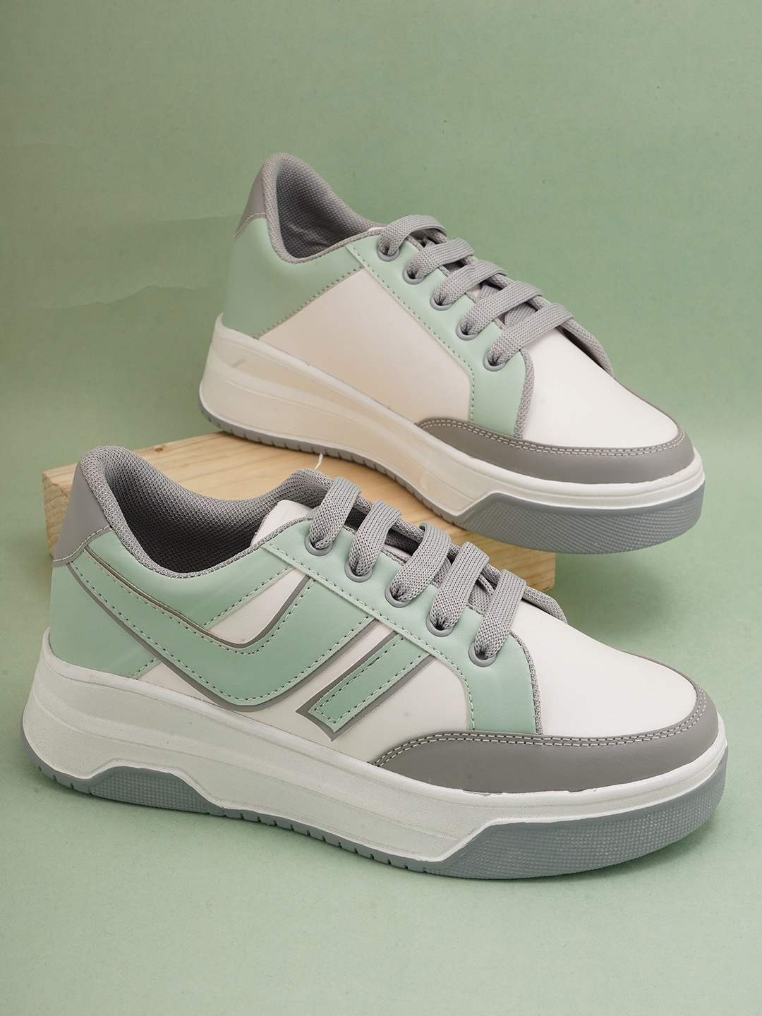 

Walkfree Women Colourblocked Lightweight Sneakers, Grey