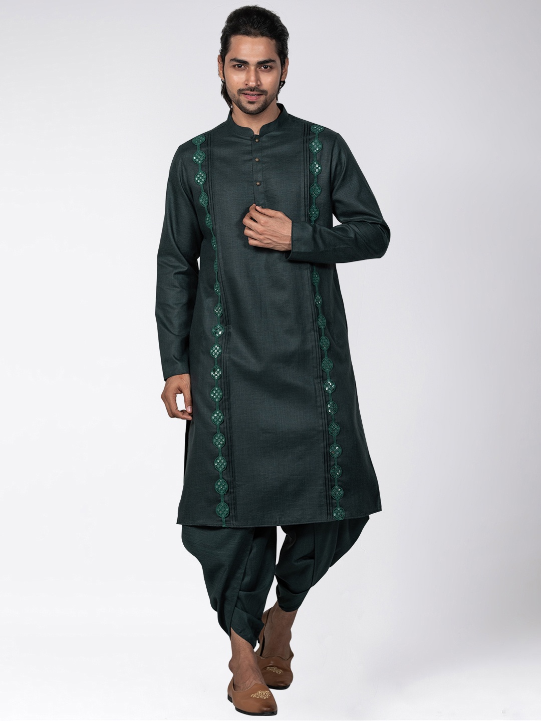 

KISAH Men Ethnic Motifs Embroidered Mirror Work Cotton Kurta, Green
