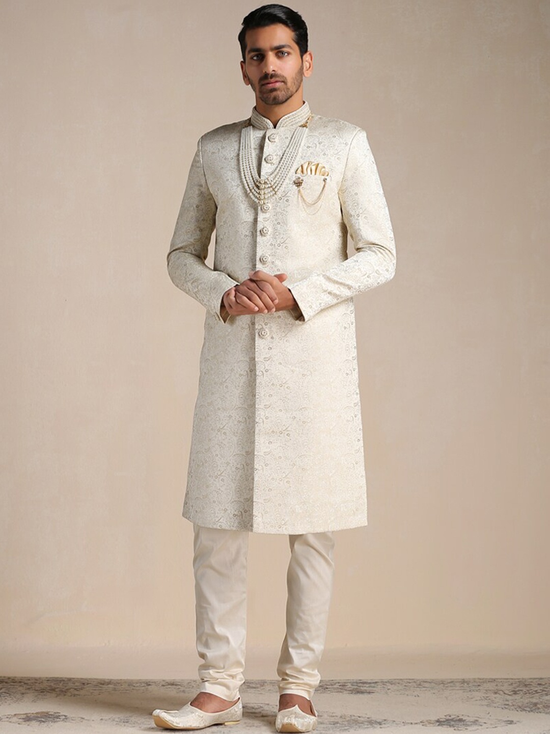 

Manyavar Men Brocade Self-Design Sherwani Set, Beige