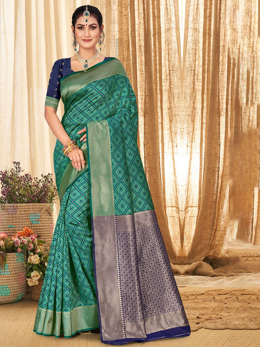 

SANGAM PRINTS Bandhani Zari Silk Blend Patola Saree, Sea green