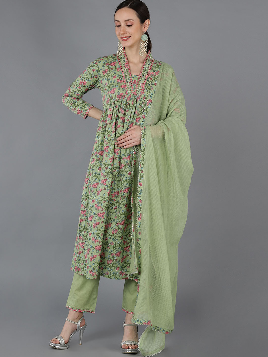 

AHIKA Women Green Floral Printed Pure Cotton Kurta with Trousers & With Dupatta
