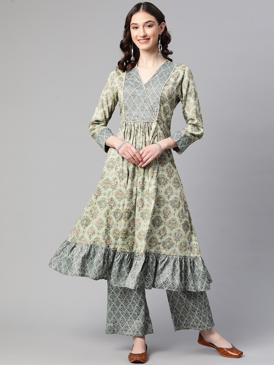 

Cottinfab Women Green Floral Printed Panelled Beads and Stones Kurta with Trousers