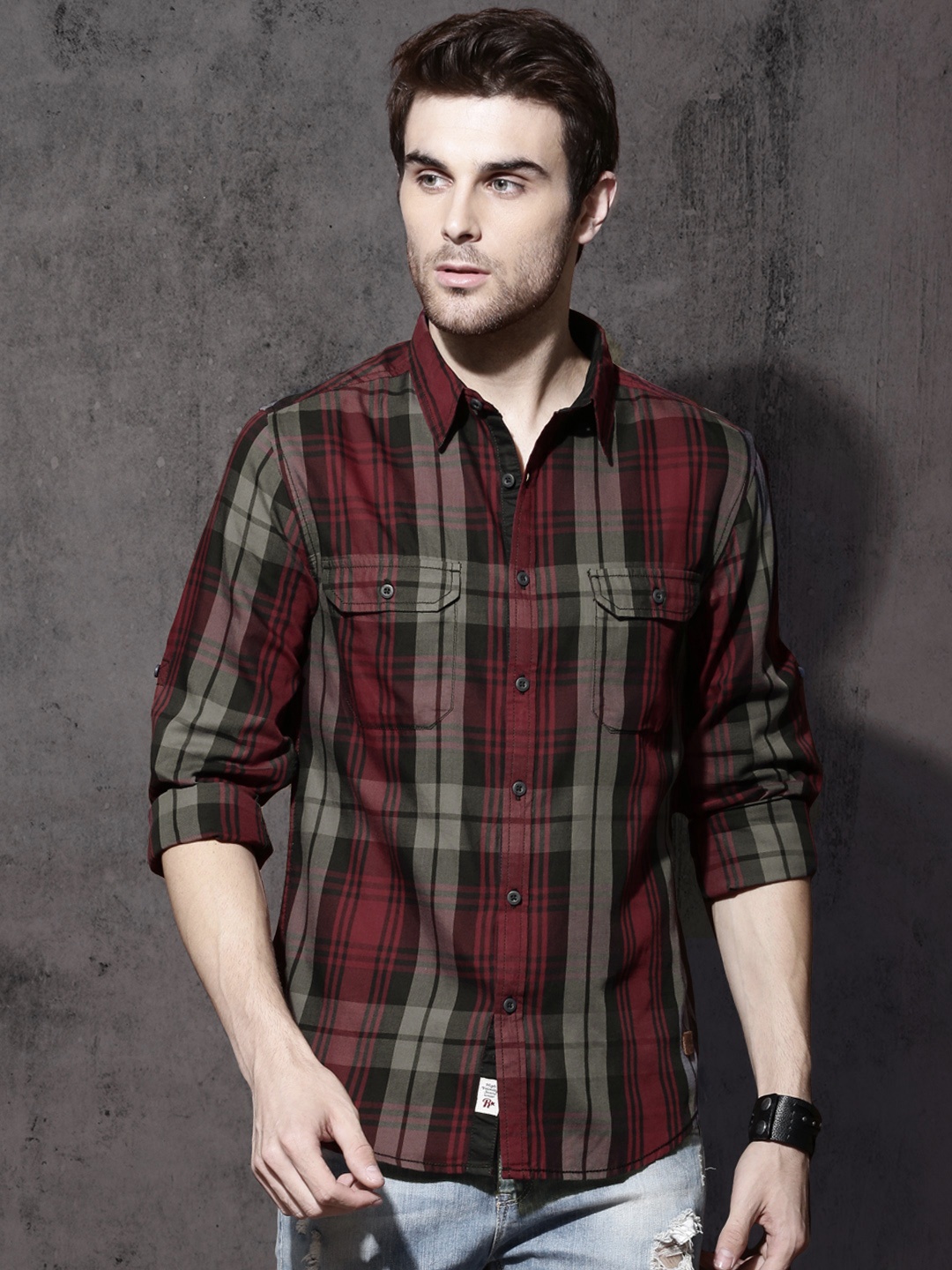 

Roadster Men Red & Black Slim Fit Checked Casual Shirt
