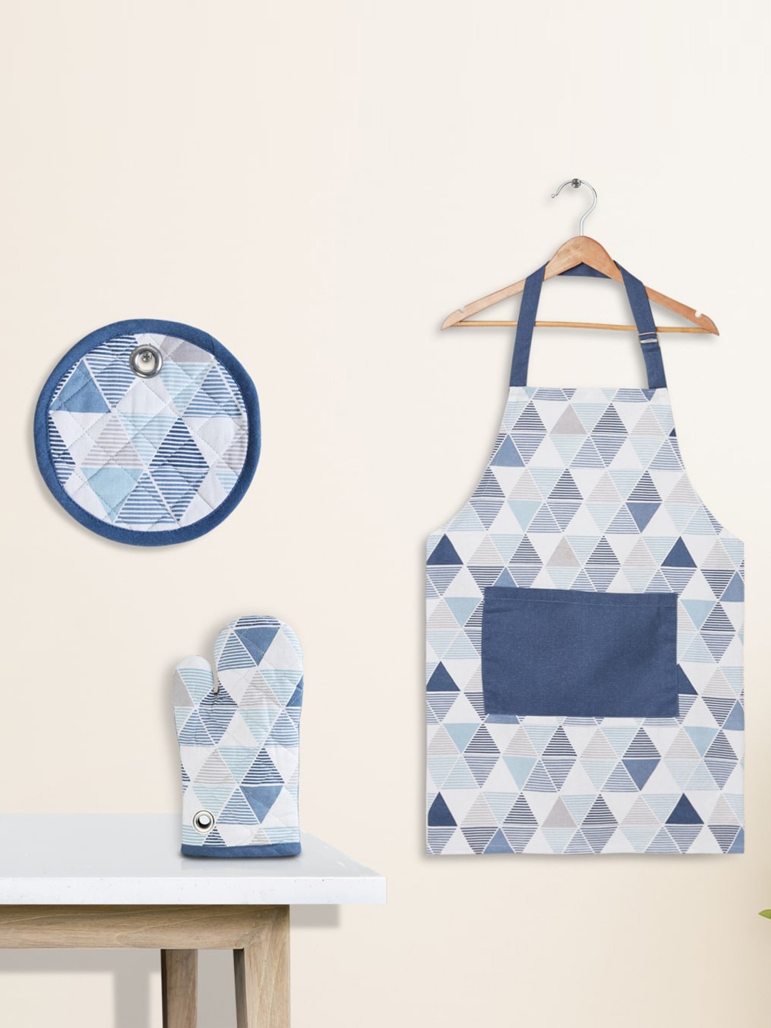 

Home Centre Retrieve Set Of 3 Blue & White Printed Cotton Kitchen Set