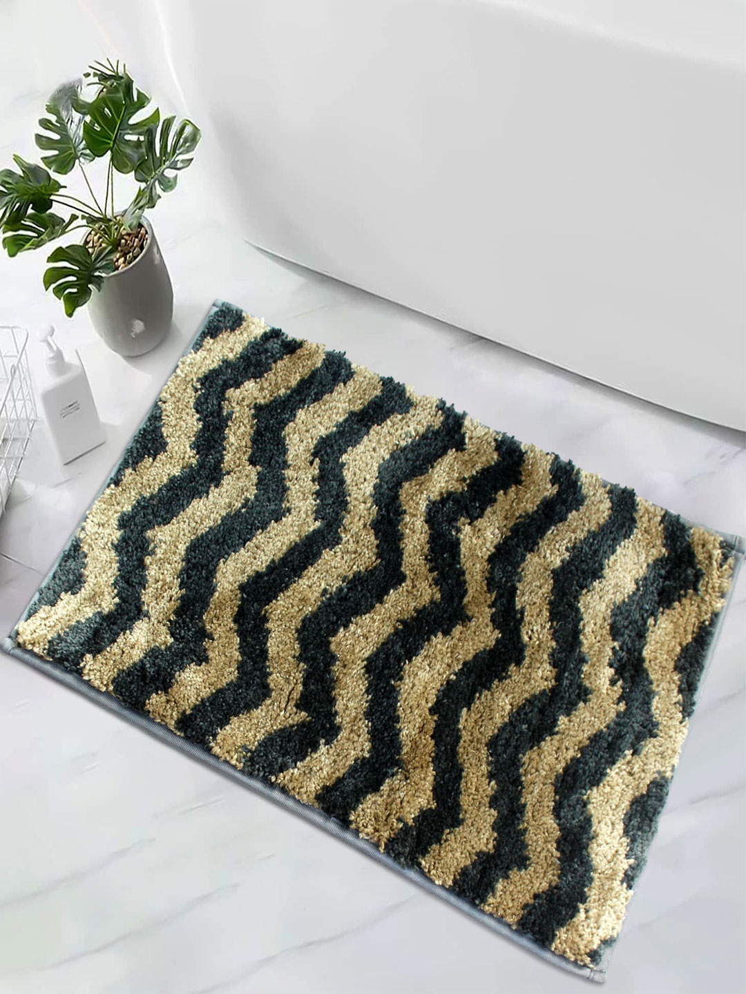 

LUXEHOME INTERNATIONAL Golden Printed 1600 GSM Anti Skid Bath Rugs, Gold