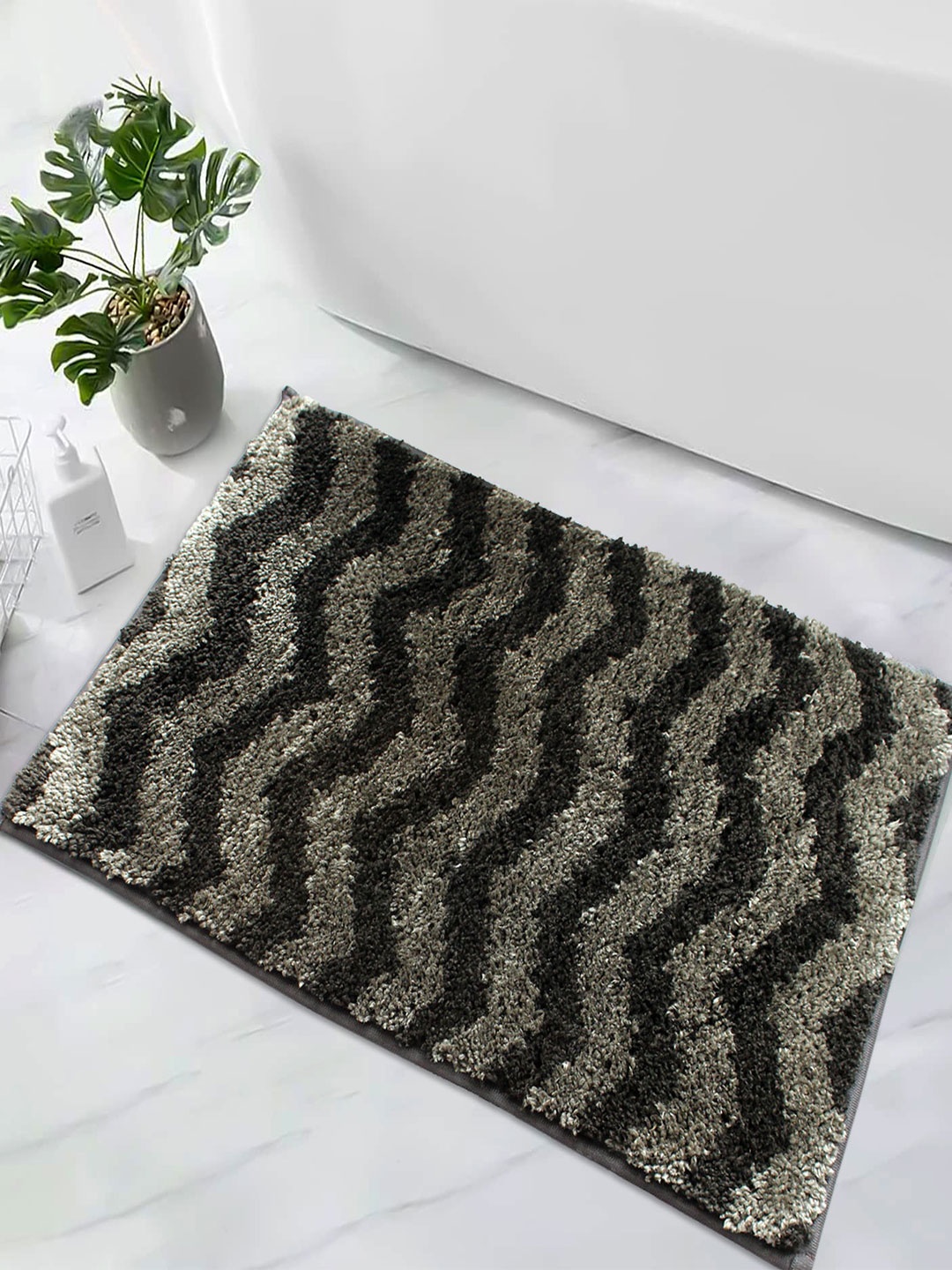 

LUXEHOME INTERNATIONAL Black Tokyo Waves Water Absorbent 1600 GSM Bath Mat