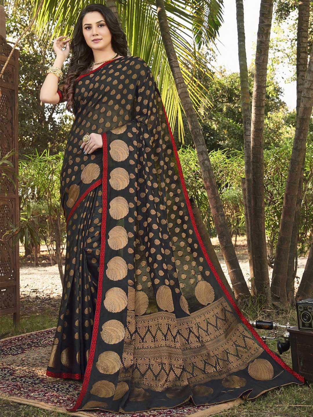 

SANGAM PRINTS Woven Design Zari Saree, Black