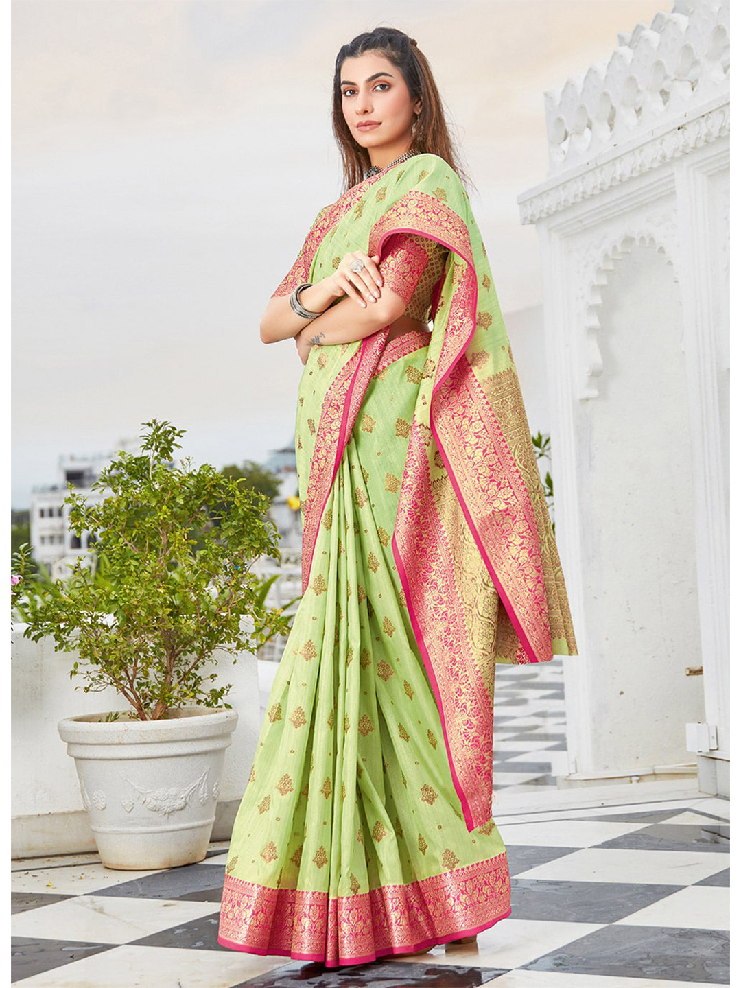 

SANGAM PRINTS Green & Gold-Toned Woven Design Zari Saree