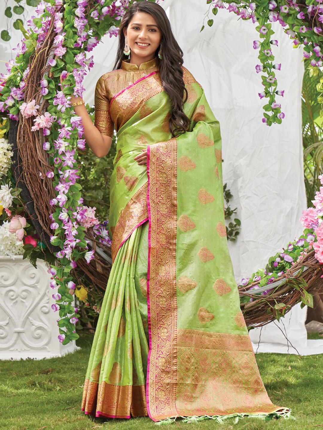 

SANGAM PRINTS Green & Gold-Toned Woven Design Zari Organza Saree