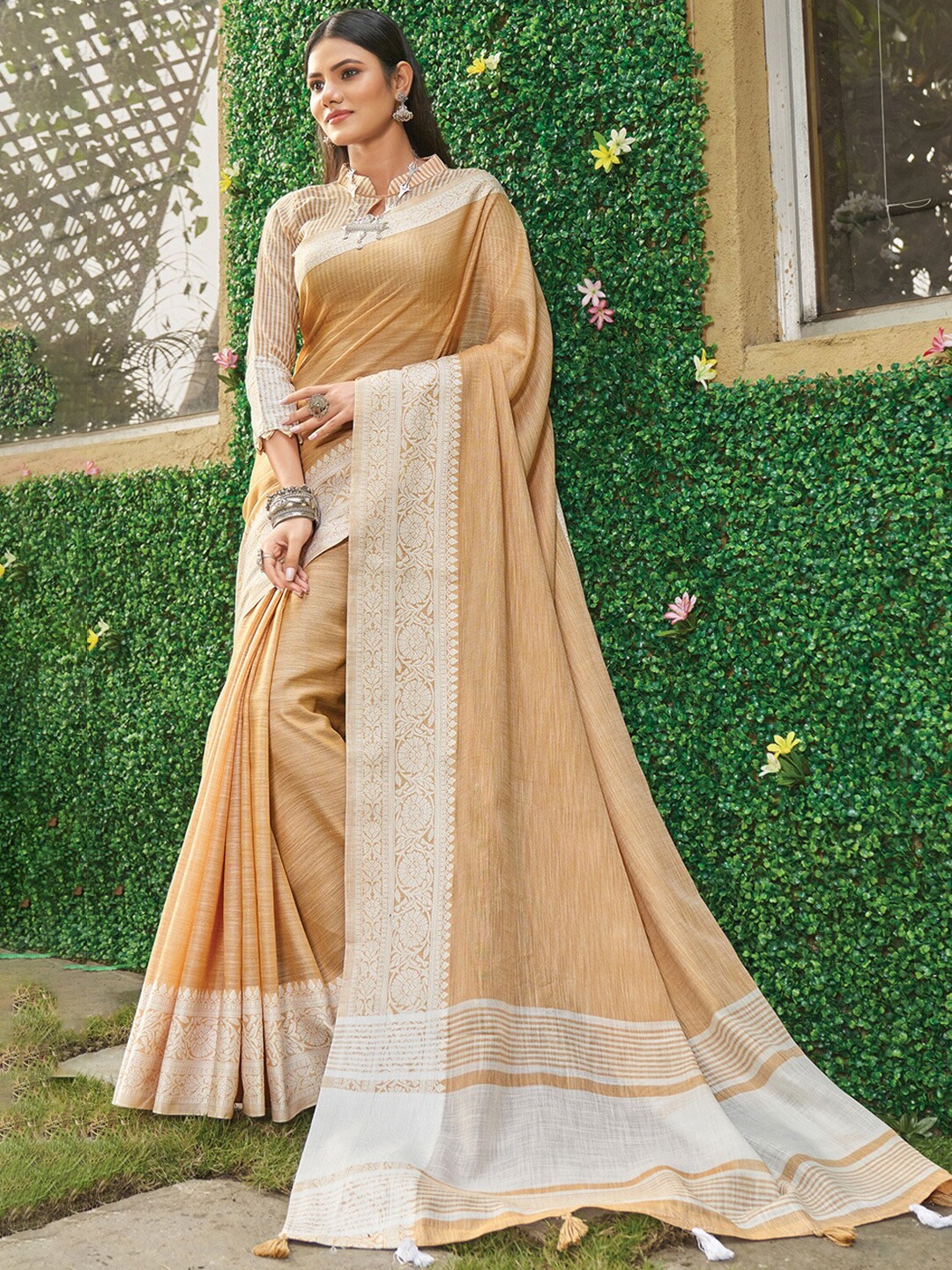 

SANGAM PRINTS Orange & Silver-Toned Zari Linen Blend Saree