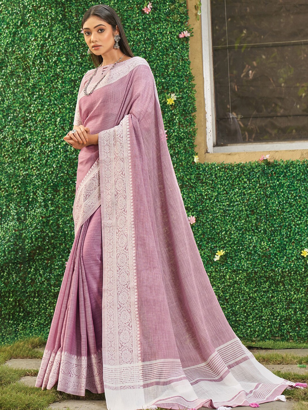 

SANGAM PRINTS Purple & Silver-Toned Zari Linen Blend Saree