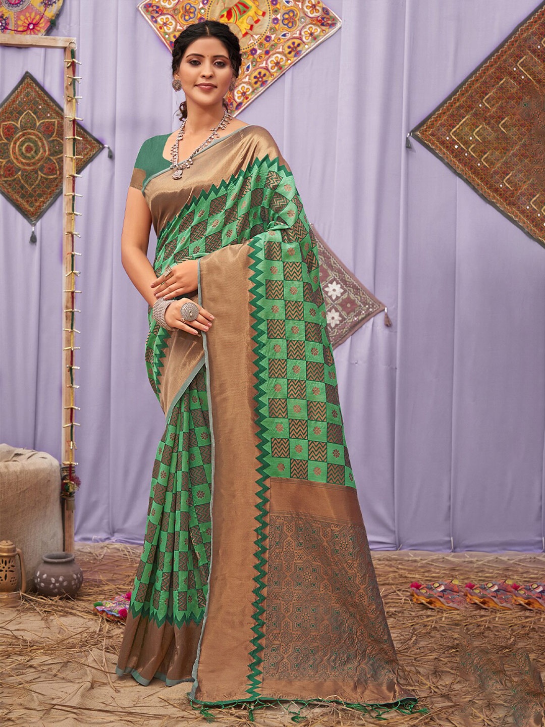 

SANGAM PRINTS Green & Gold-Toned Woven Design Zari Saree